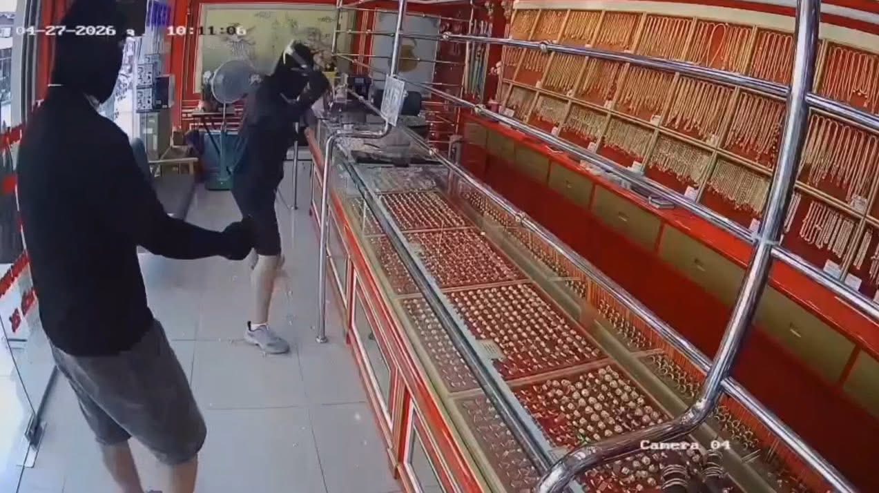 Chinese Tourists Held After 300,000-Baht Gold Heist in Korat