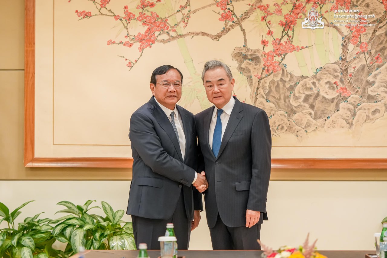 Prak Sokhonn Meets Wang Yi, Discusses Cambodia-Thailand Border Situation