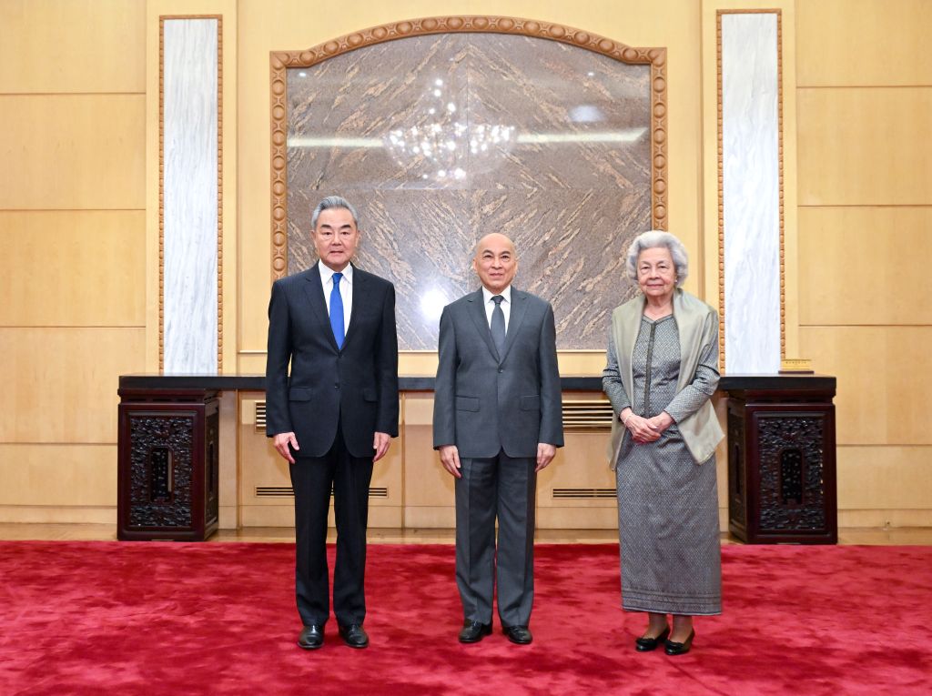 Xi Sends Greetings as Wang Yi Meets Cambodian King, Queen Mother