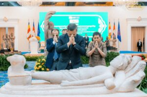 US To Hand Over Two Ancient Khmer Treasures to Cambodia