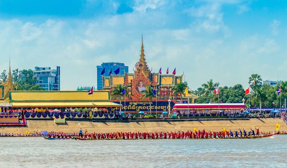 Cambodia Suspends Water Festival in Capital Amid Border Situation