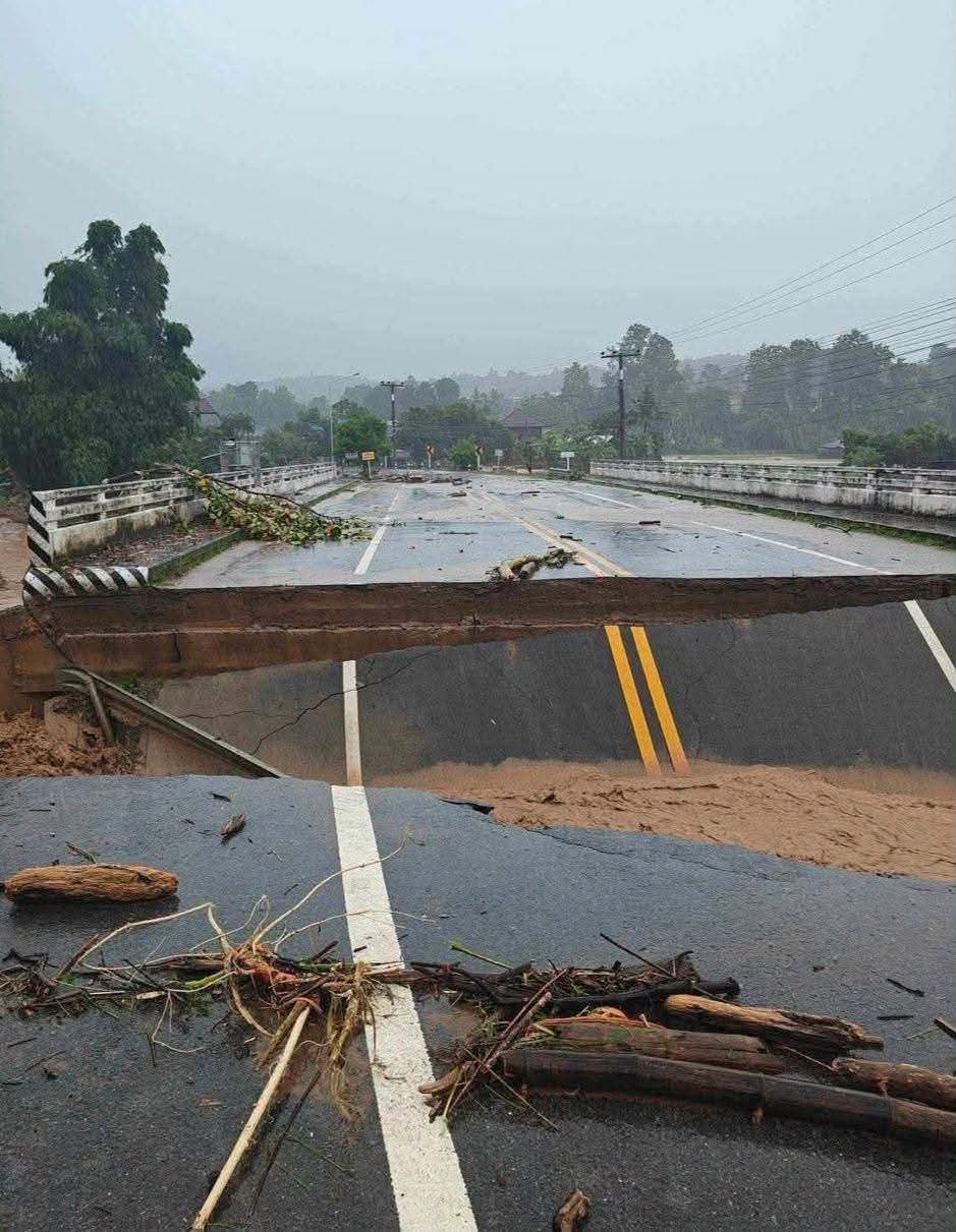 Floods Damage Seven Highways in Northern Thailand