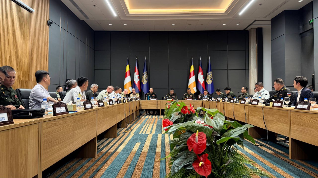 Cambodia Briefs 22 Foreign Military Attachés on Post-Ceasefire Border Situation