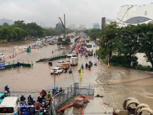 Heavy Rain Causes Widespread Flooding in Hanoi During Thai King’s Historic Visit