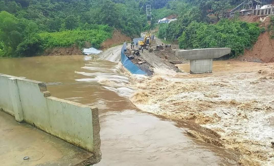 Heavy Rain Floods Central Vietnam as Thai King’s Historic Visit Ends