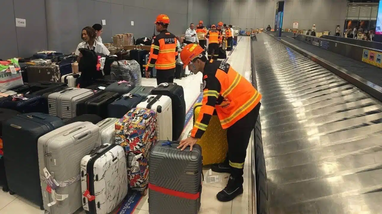 Bangkok Floods Trigger Thai Airways Crisis With 5,600 Bags Stranded