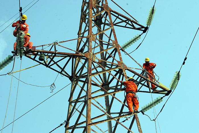 Vietnam Plans Temporary Relief on Electricity and Gasoline Costs