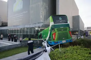 Bus Crashes Into Thai Culture Ministry Art Gallery Amid Cambodia–Thailand Cultural Row