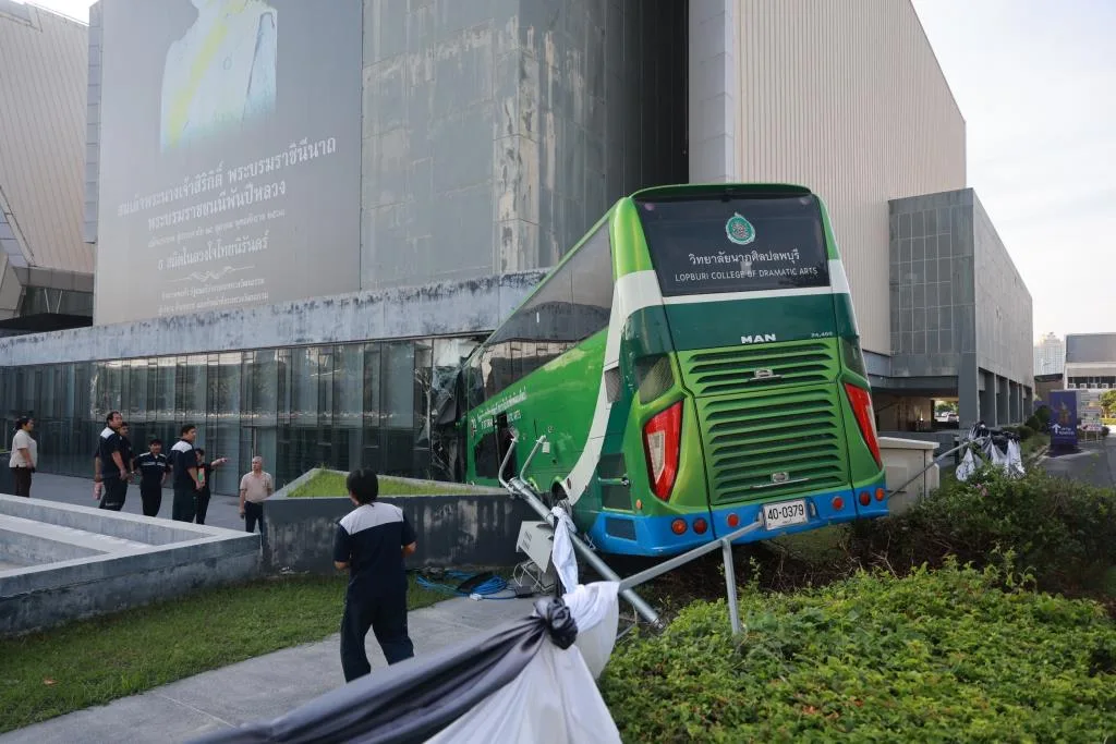 Bus Crashes Into Thai Culture Ministry Art Gallery Amid Cambodia–Thailand Cultural Row