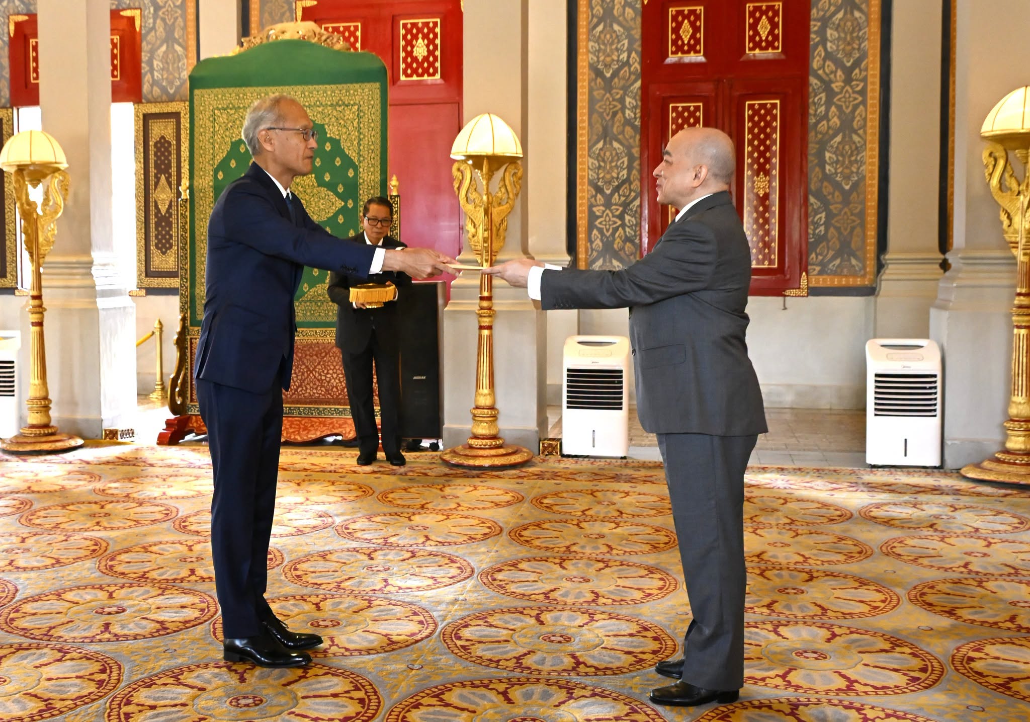King Norodom Sihamoni Receives Japan’s New Envoy in Phnom Penh