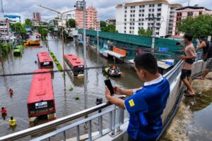 Toyota Shuts Four Thai Plants as Floods Disrupt Parts Supply